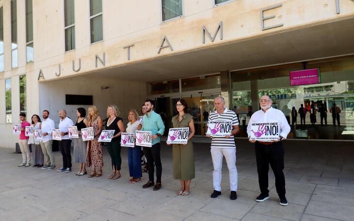 Minuto de silencio en el Ayuntamiento de Benidorm.